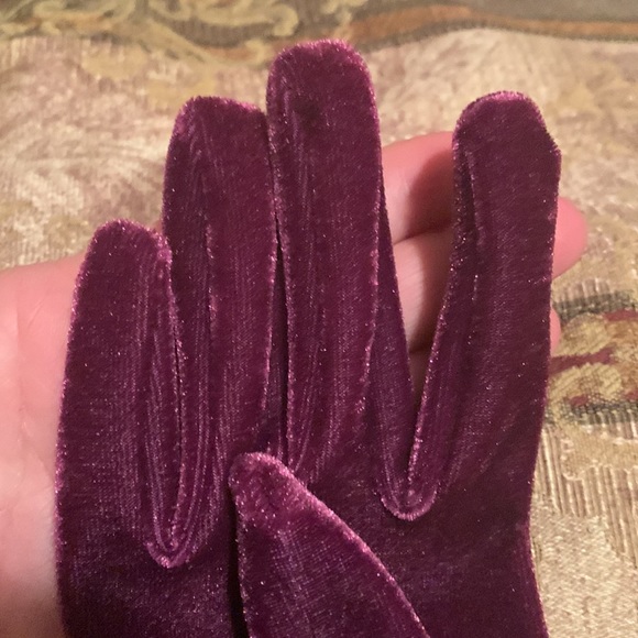 Ladies Purple Velvet Gloves - Picture 2 of 5
